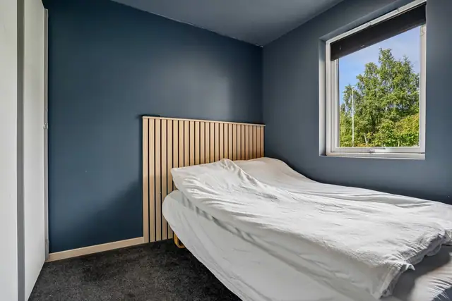 Hovedsoverom med behagelige fargevalg og plass til seng