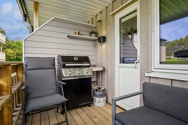Solrik balkong med god plass til utemøbler og grill.