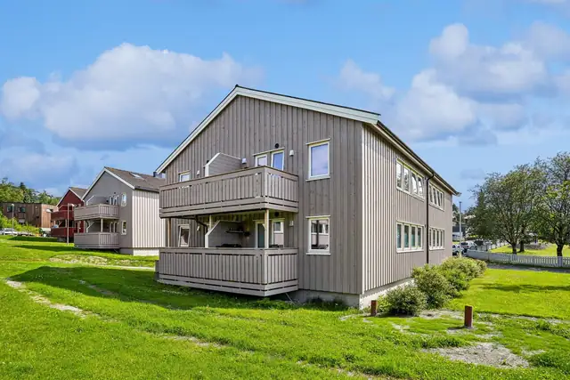 Borettslaget ferdigstiller vedlikehold av bygningene, hvor bla. vinduer og balkongdører er byttet.