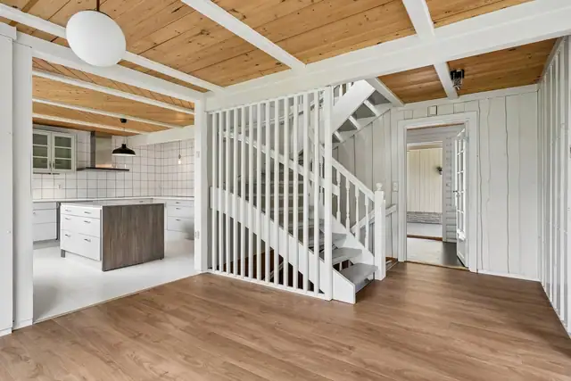 Huset er fra 1998, og har en høy teknisk standard med balansert ventilasjon og vannbåren varme.