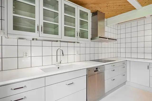 Det er rør-i-rør system i boligen, og den mekanisk avtrekksventilator for kjøkken og våtrom er plassert på kaldloftet.