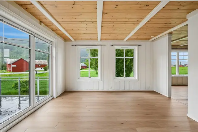 Fra stuen er det direkte utgang til den solrike terrassen.