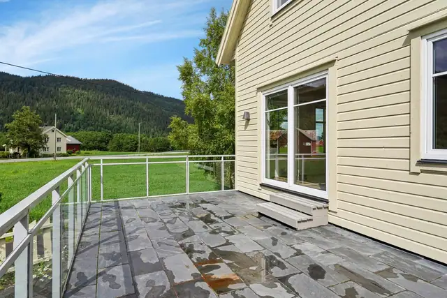 Terrassen er vestvendt med gode solforhold hele dagen. Forøvrig måler terrassearealet hele 43 kvm!