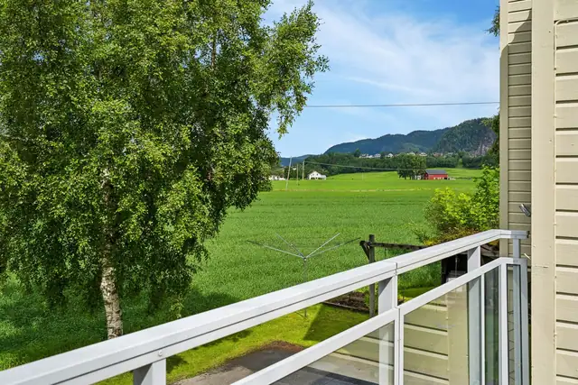 Terrassen byr på fredelige omgivelser og vid utsikt over landskapet.