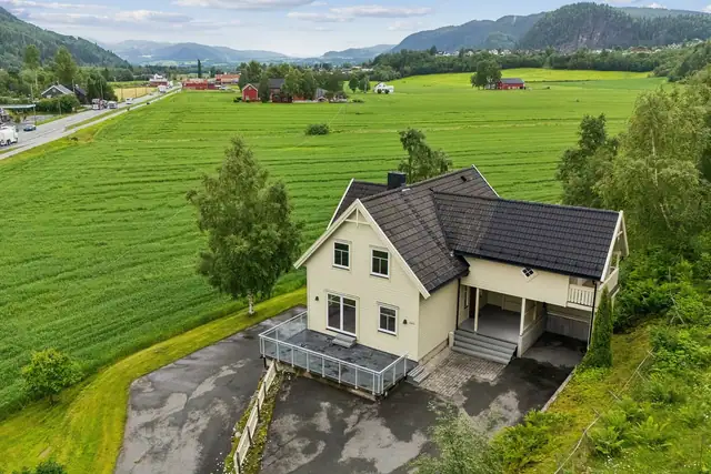 I 2005 ble boligen utvidet med et tilbygg som rommer bad og soverom.