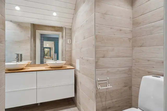 Badet i 1. etg. er fra 2015 og har en delikat utførelse.