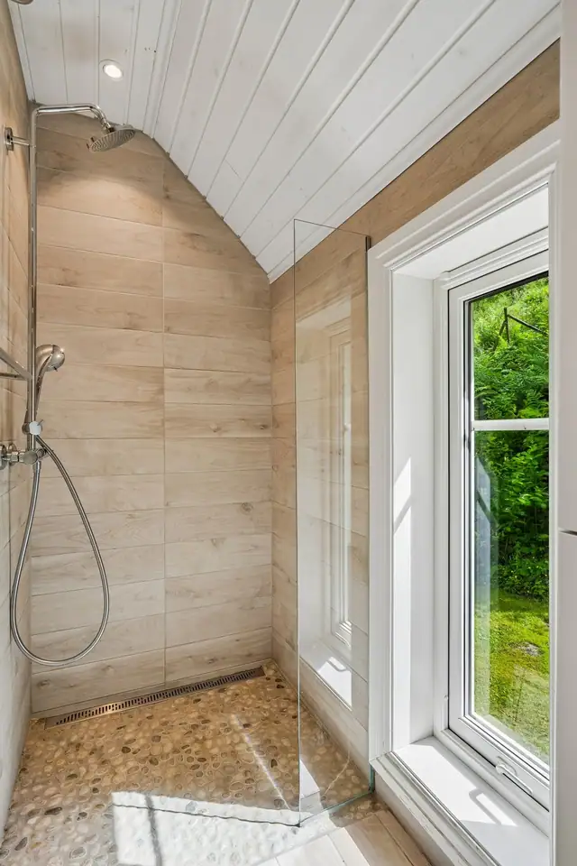 Naturlige materialer gir badet en lun karakter.