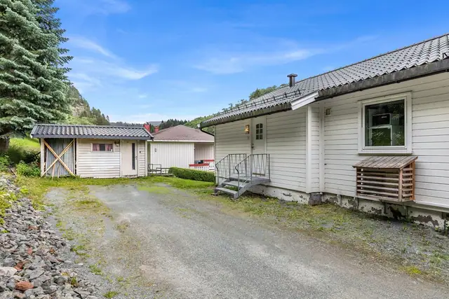 Eiendommen har eget inngangsparti på øversiden av huset med gode parkeringsmuligheter. I tillegg medfølger det en utvendig bod. Til eiendommen er det egen innkjøring med ingen gjennomkjøring til andre boliger.