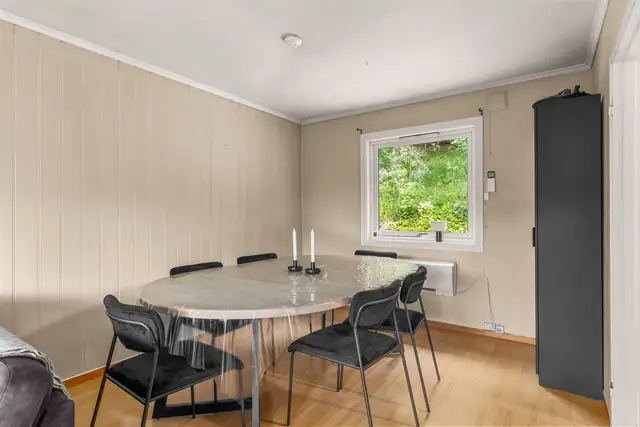 Ved stuen er det god plass til spisebord hvor venner og familie kan samles til hyggelige måltider.