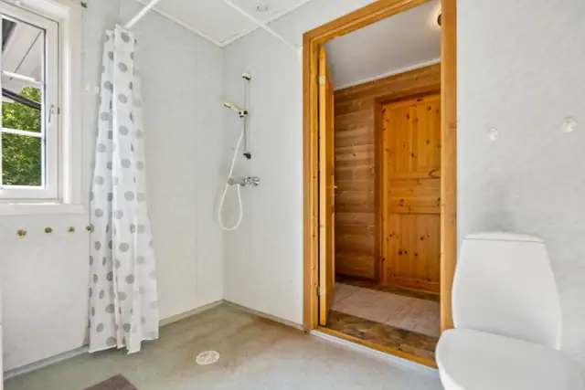 I tilknytting gangen har finner man badet i 1. etasje.