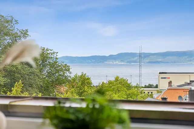 Den fine beliggenheten i 5. etasje gir rikelig med lysinnslipp og fin utsikt mot omgivelsene og fjorden