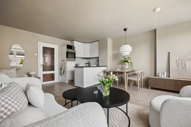 Her er det god plass til både sofa- og spisegruppe