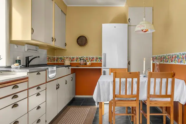 Romslig kjøkken på ca. 14 m² med godt med skap- og benkeplass.