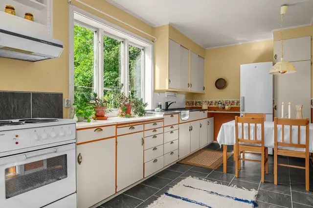 Store vindusflater sørger for godt med naturlig lys.