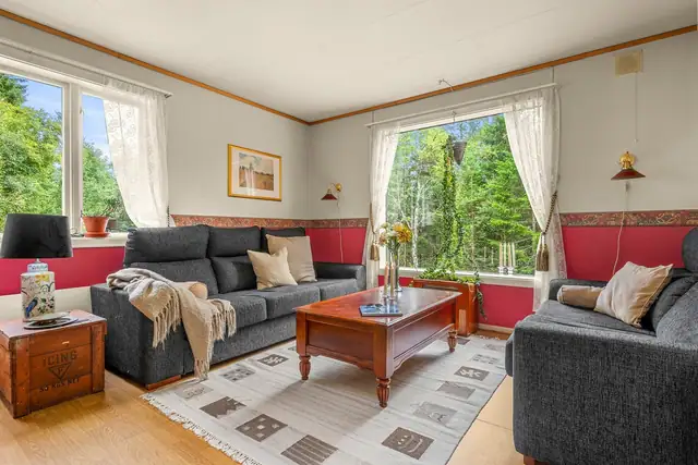 Lys og romslig stue på ca. 36 m² med god plass til flere møbleringssoner.