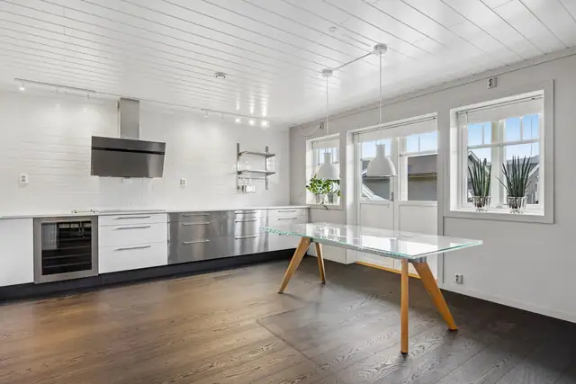 Kjøkkenet er romslig med god plass til spisebord for hyggelige måltider samt ekstra utgang til terrassen.