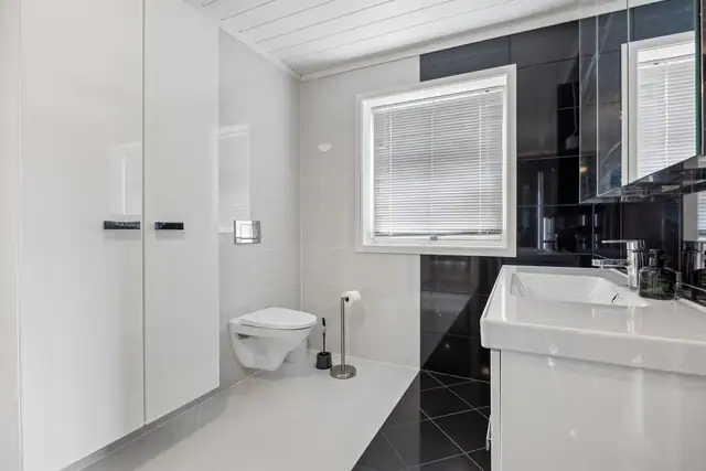 Pent bad med moderne innredning og praktisk utforming.