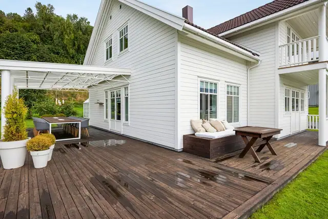 Utvendig areal er godt opparbeidet med terrasse på 138 kvm hvor det er god plass til flere møblering i ulike soner.