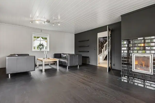 Fra terrassen har man inngang inn til stuen som har gode møbleringsmuligheter.
