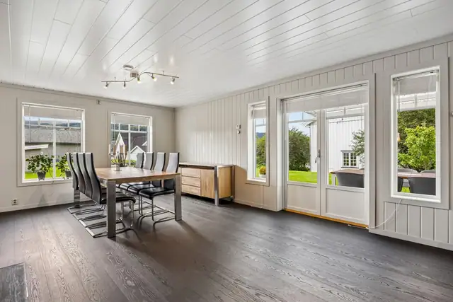 Boligen har vannbåren gulvvarme i alle gulv som sikrer en jevn og god temperatur hele året. Oppvarmingen er vann-vann varmepumpe og er boret energibrønn på egen tomt.