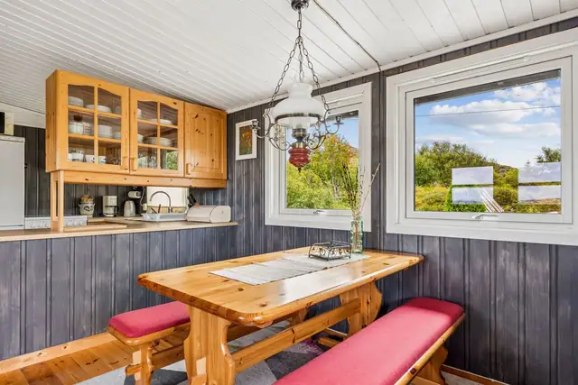 Spiseplassen har god plass til hyggelige måltider med familie og venner.