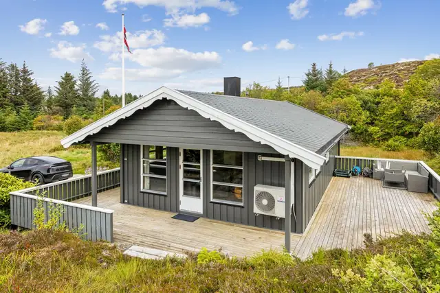 Hytta har en stor terrasse som gir gode uteplasser rundt boligen.
