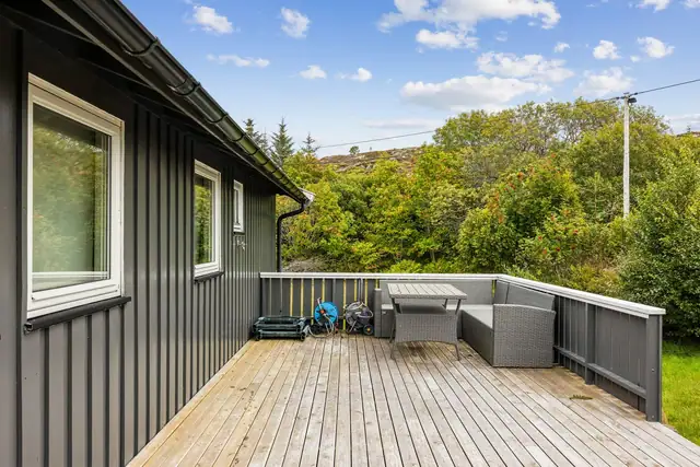 Terrassen byr på god plass til utemøbler og hyggelige sommerdager.