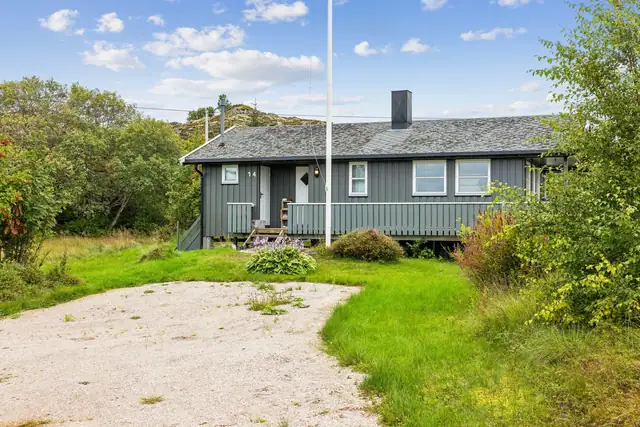 Hytta ligger skjermet og fint til med naturen tett på.