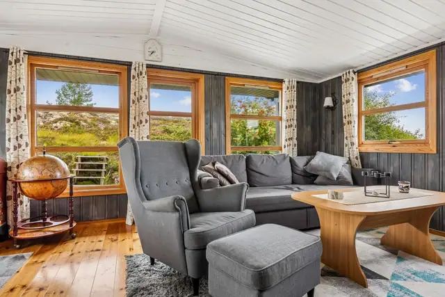 Stuen byr på flere fine soner for avslapning og sosialt samvær.