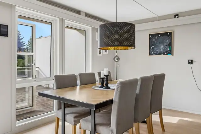 Spiseplassen ligger naturlig i tilknytning til kjøkken og stue.