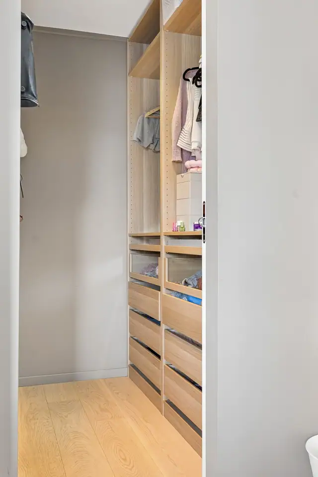 Praktisk garderobeløsning i tilknytning til soverommet.