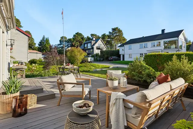 Fra stua kommer du ut til en sørvendt markterrasse på imponerende 40 kvm!
