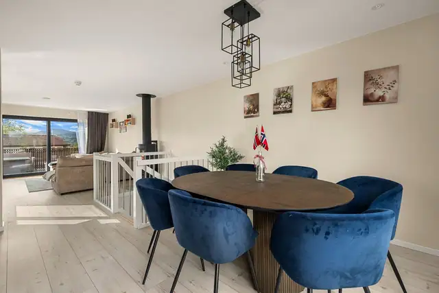 Den åpne løsningen mellom kjøkken og stue gir god plass til en trivelig spiseplass midt i rommet.