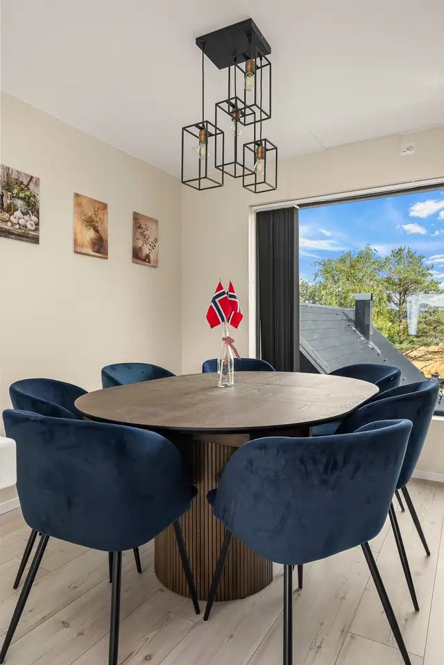 Delikat spiseplass med god plass rundt bordet.