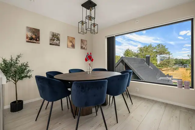 Store vindusflater ved spiseplassen sørger for rikelig med naturlig lysinnslipp.