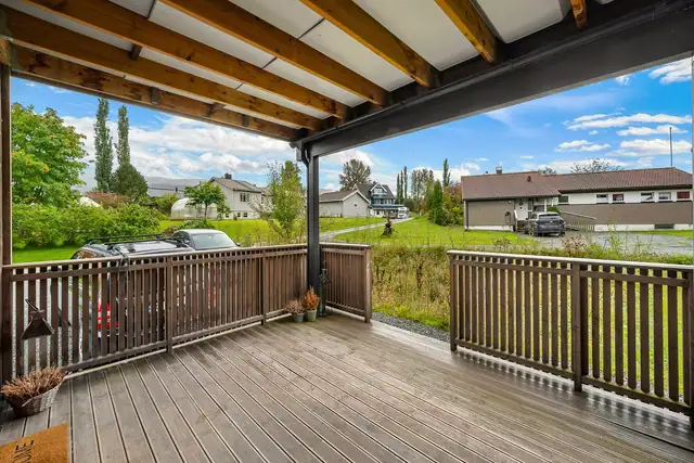 Ved inngangspartiet i boligens 1. etasje har man en flott overbygd terrasse på 14 kvm.