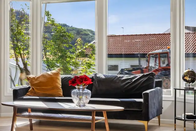 Store vindusflater gir stuen godt med naturlig lys.