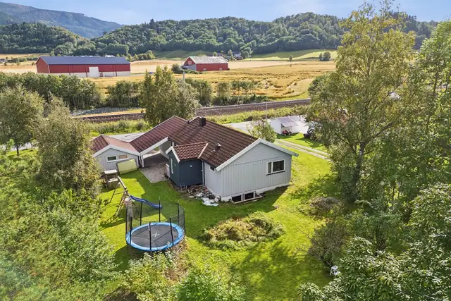 Eiendommen ligger fint til i rolige og landlige omgivelser på Karivollen.