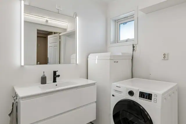 Badet er på 6 kvm, og har i tillegg opplegg for vaskemaskin.