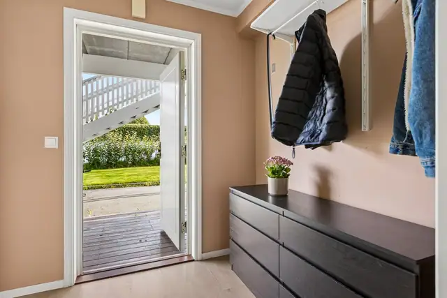 Når man kommer inn i leiligheten blir man møtt av en innbydende entrè på 4 kvm, med moderne fargevalg og god plass til yttertøy.