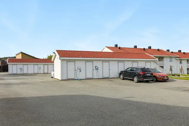Med leiligheten følger egen parkeringsplass med bod og etablert elbil-lader.