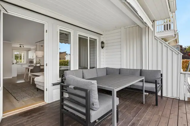Fra stuen er det direkte utgang til terrassen, som innbyr til hyggelige stunder med venner og familie.