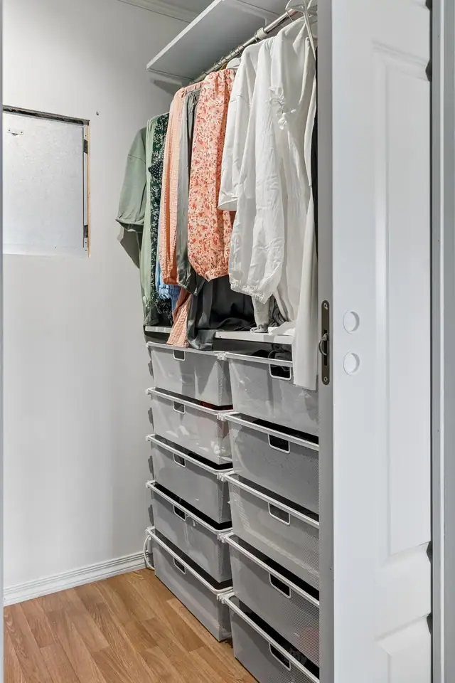 På soverommet har man en praktisk bod på 3 kvm som i dag benyttes som walk-in-garderobe.
