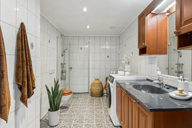 Vi avslutter turen inn i leiligheten med badet.