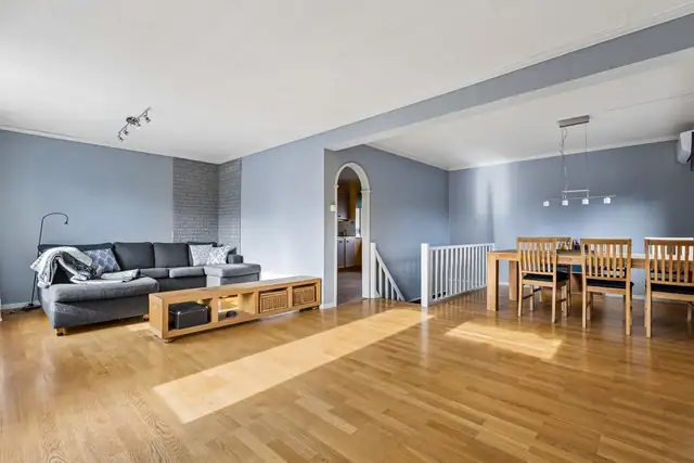 Stuen har god plass til både sofa og øvrig møblement.