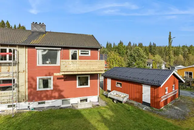 Fine uteområder rundt boligen. Nåværende eier opplyser at kjellerveggene er utvendig isolert.