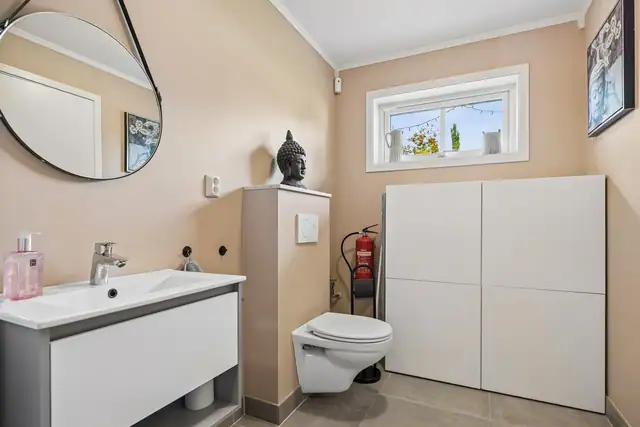 Et praktisk og velorganisert vaskerom med god plass til vaskemaskin og tørketrommel gjør husets daglige gjøremål enklere.