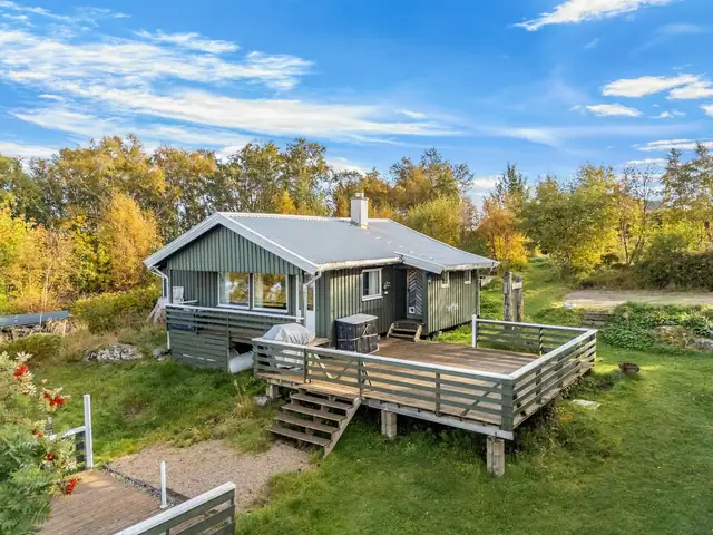 Det er etablert parkeringsplass med el-bil lader