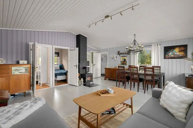 Lys og luftig stue med gode møbleringsmuligheter.