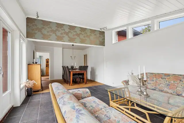 Hyggelig stue med peisovn som skaper en lun og trivelig atmosfære.